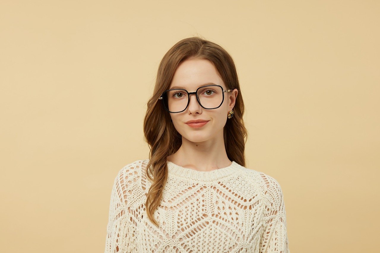 Associer son pull en laine avec des pièces éco-responsables pour un look chic et durable