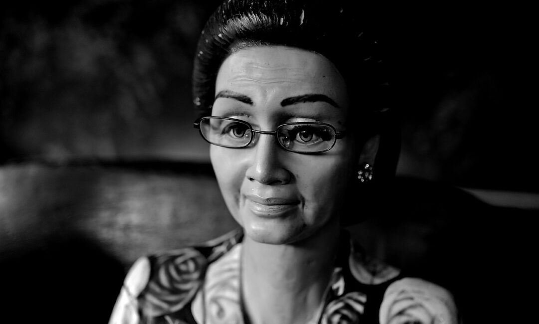 Les_meilleures_coupes_de_cheveux_courtes_et_styles_de_lunettes_pour_les_femmes_de_plus_de_60_ans